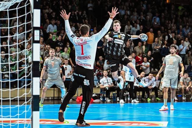 18.09.2025, xlakx, Handball, EHF Champions League, Fuechse Berlin - Aalborg Handbold v.l. Niklas Landin (Aalborg Handbold),Hakun West Av Teigum (Fuechse Berlin) wirft Tor, Torschuetze, erzielt Tor, Treffer, scores the goal Berlin