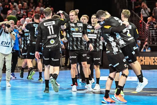 18.09.2025, xlakx, Handball, EHF Champions League, Fuechse Berlin - Aalborg Handbold v.l. Mannschaft von Füchse Berlin Jubel ueber den Sieg, Jubel nach Spielende Berlin