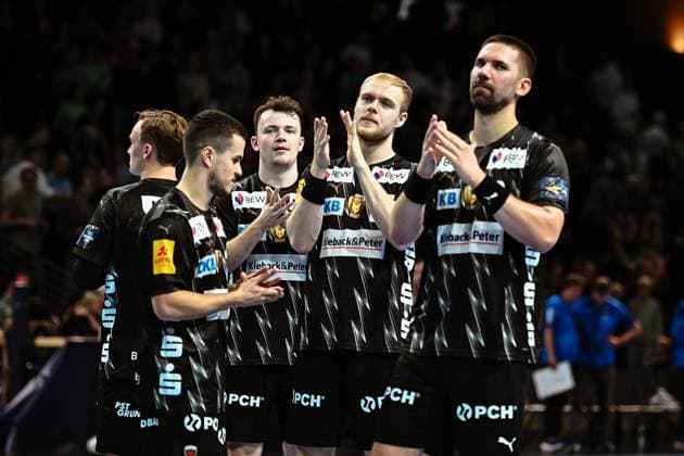 18.09.2025, xlakx, Handball, EHF Champions League, Fuechse Berlin - Aalborg Handbold v.l. Tim Freihoefer (Fuechse Berlin), Hakun West Av Teigum (Fuechse Berlin), Matthes Langhoff (Fuechse Berlin), Fabian Wiede (Fuechse Berlin) Jubel ueber den Sieg, Jubel nach Spielende Berlin