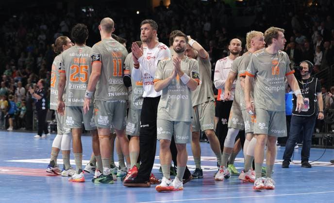Aalborg Mannschaft enttäuscht nach Spielende Enttäuschung Handball CL Championsleague Champions League Herren 2. Spieltag Saison 2025 2026 18.09.2025 Füchse Berlin vs. Aalborg Handbold in der Max Schmeling Halle