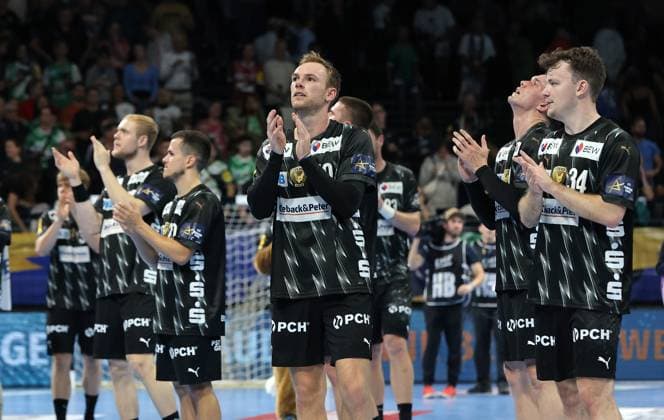 Mathias Gidsel, Füchse Mannschaft jubelt nach Spielende Freude Emotion Jubel Handball CL Championsleague Champions League Herren 2. Spieltag Saison 2025 2026 18.09.2025 Füchse Berlin vs. Aalborg Handbold in der Max Schmeling Halle