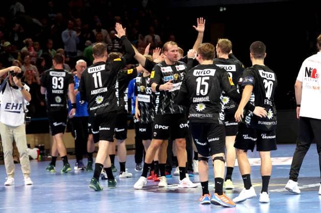DEU, EHF Champions League, Fuechse Berlin vs. Aalborg, 18.09.2025, Max-Schmeling-Halle, Berlin, DEU, EHF Champions League, Fuechse Berlin vs. Aalborg, im Bild Fuechse-Spielerkreis