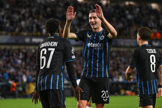 250918 Club Brugge vs AS Monaco Mamadou Diakhon (67) of Club Brugge celebrates with Hans Vanaken (20) of Club Brugge after scoring the 4-0 goal during the Uefa Champions League first matchday in the League phase game in season 2025 - 2026 between Club Brugge KV and AS Monaco on September 18 , 2025 in Brugge, Belgium. (Photo by David Catry Isosport) Brugge Belgium  Copyright: xDavidxCatryx 20250918DSC_2154