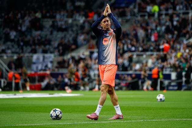 18th September 2025; St James Park, Newcastle, England; UEFA Champions League Football, Newcastle United versus Barcelona; Robert Lewandowski of Barcelona warms up  CraigxCowan