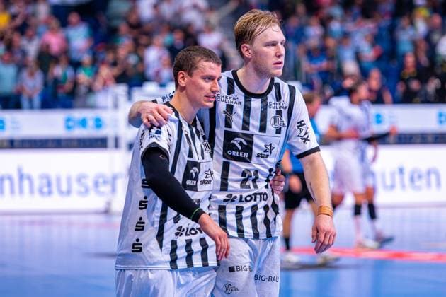 Elias Ellefsen a Skipagotu (THW Kiel, Nr. 71) Eric Johansson (THW Kiel, Nr. 21) (v.l.), TSV Hannover-Burgdorf (grün) gegen THW Kiel (weiß) am 3. Spieltag der Saison 2025 2026 in der DAIKIN Handball-Bundesliga (18.09.2025, ZAG Arena (Hannover, GER), Copyright: xJanxGuentherx xTSVxHannover-Burgdorfx