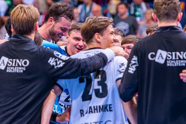 Lukas Laube (THW Kiel, Nr. 20) (v.l.), TSV Hannover-Burgdorf (grün) gegen THW Kiel (weiß) am 3. Spieltag der Saison 2025 2026 in der DAIKIN Handball-Bundesliga (18.09.2025, ZAG Arena (Hannover, GER), Copyright: xJanxGuentherx xTSVxHannover-Burgdorfx