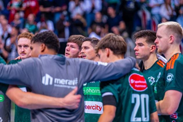 Marius Steinhauser (TSV Hannover-Burgdorf, Nr. 19) (v.l.), TSV Hannover-Burgdorf (grün) gegen THW Kiel (weiß) am 3. Spieltag der Saison 2025 2026 in der DAIKIN Handball-Bundesliga (18.09.2025, ZAG Arena (Hannover, GER), Copyright: xJanxGuentherx xTSVxHannover-Burgdorfx