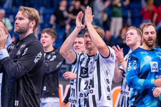 Rune Dahmke (THW Kiel, Nr. 23) (v.l.), TSV Hannover-Burgdorf (grün) gegen THW Kiel (weiß) am 3. Spieltag der Saison 2025 2026 in der DAIKIN Handball-Bundesliga (18.09.2025, ZAG Arena (Hannover, GER), Copyright: xJanxGuentherx xTSVxHannover-Burgdorfx