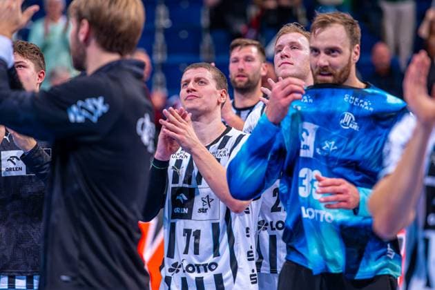 Elias Ellefsen a Skipagotu (THW Kiel, Nr. 71) (v.l.), TSV Hannover-Burgdorf (grün) gegen THW Kiel (weiß) am 3. Spieltag der Saison 2025 2026 in der DAIKIN Handball-Bundesliga (18.09.2025, ZAG Arena (Hannover, GER), Copyright: xJanxGuentherx xTSVxHannover-Burgdorfx