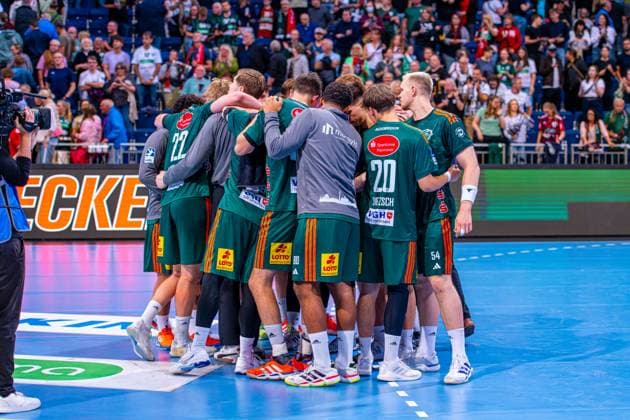 (v.l.), TSV Hannover-Burgdorf (grün) gegen THW Kiel (weiß) am 3. Spieltag der Saison 2025 2026 in der DAIKIN Handball-Bundesliga (18.09.2025, ZAG Arena (Hannover, GER), Copyright: xJanxGuentherx xTSVxHannover-Burgdorfx