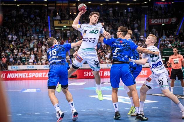 Elias Newel (Frisch auf! Goeppingen, 40) in der Zange von Simone Mengon (TVB Stuttgart, 15) und Antonio Serradilla (TVB Stuttgart, 05) GER, TVB 1898 Stuttgart - Frisch Auf! Goeppingen, DAIKIN HBL, Handball, Bundesliga, 5. Spieltag, Spielzeit 2025 2026, 18.09.2025 GER, TVB 1898 Stuttgart - Frisch Auf! Goeppingen, DAIKIN HBL, Handball, Bundesliga, 5. Spieltag, Spielzeit 2025 2026, 18.09.2025 Stuttgart Copyright: xSandyxDinkelackerx EP_SDR
