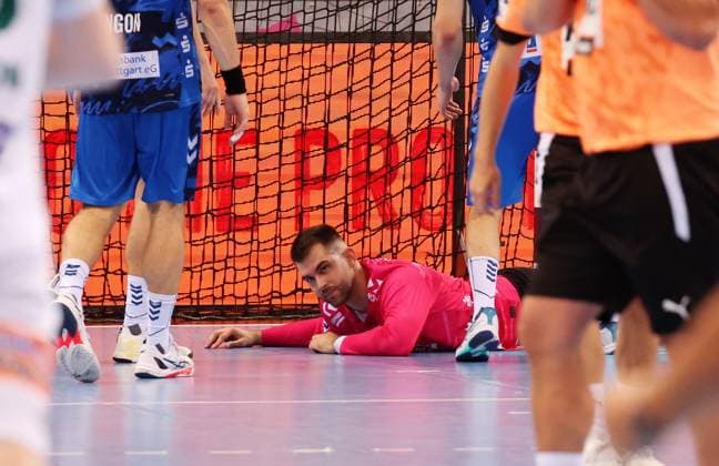 18.09.2025, Deutschland, Stuttgart, DAIKIN HBL Handball Bundesliga Saison 2025 2026, TVB Stuttgart vs. FRISCH AUF! Göppingen, Mijan Vujovic (TVB) enttäuscht am Boden
