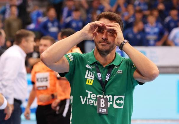 18.09.2025, Deutschland, Stuttgart, DAIKIN HBL Handball Bundesliga Saison 2025 2026, TVB Stuttgart vs. FRISCH AUF! Göppingen, FAG Trainer Ben Matschke enttäuscht