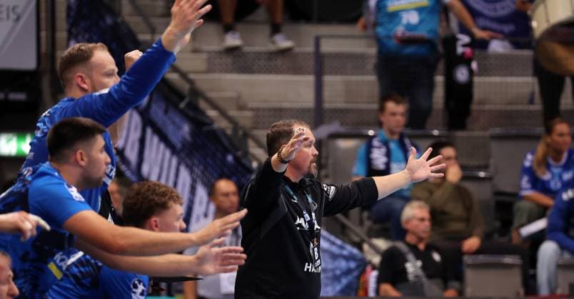 18.09.2025, Deutschland, Stuttgart, DAIKIN HBL Handball Bundesliga Saison 2025 2026, TVB Stuttgart vs. FRISCH AUF! Göppingen, TVB Trainer Misha Kaufmann enttäuscht