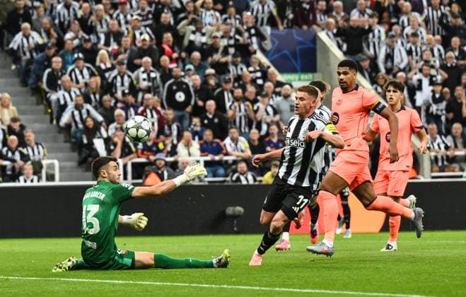 Harvey Barnes of Newcastle United tries to chip the ball over Joan Garcia of Barcelona Newcastle United v Barcelona, UEFA Champions League, Group Stage, Football, St James Park, Newcastle, UK - 18 Sep 2025Newcastle St James Park United Kingdom EDITORIAL USE ONLY No use with unauthorised audio, video, data, fixture lists, club league logos or live services. Online in-match use limited to 120 images, no video emulation. No use in betting, games or single club league player publications. Copyright: xRichardxLee Shutterstockx 15486944ao