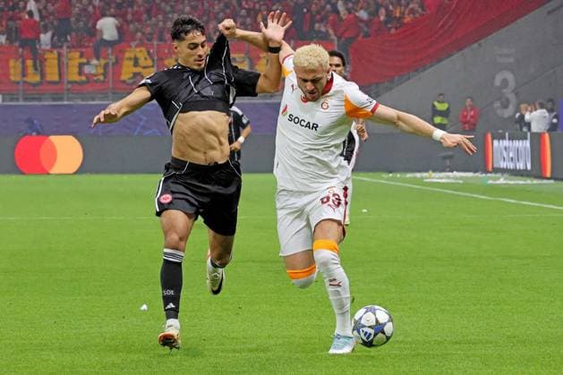 Frankfurt, Deutschland 18. September 2025: Champions League - 2025 2026 - Eintracht Frankfurt vs. Galatasaray Istanbul Im Bild: v. li. im Zweikampf Fares Chaibi (Frankfurt) gegn Baris Yilmaz (Galatasaray). Deutsche Bank Park Hessen Copyright: xFotostandx xRacochax