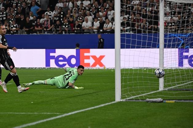 18.09.2025, xjhx, Fussball UEFA Champions League, Eintracht Frankfurt - Galatasaray SK Istanbul v.l. Michael Zetterer (Eintracht Frankfurt) beim Toor zum 0:1 (UEFA REGULATIONS PROHIBIT ANY USE OF PHOTOGRAPHS as IMAGE SEQUENCES and or QUASI-VIDEO) Frankfurt am Main