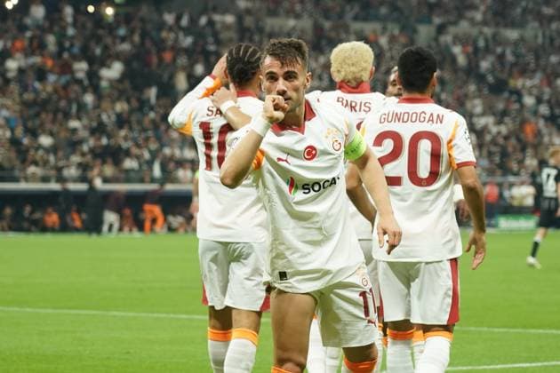 celebrate the goal, Torjubel zum 0:1 Yunus Akgün (Galatasaray Istanbul) , der die Eintracht Fankurve provoziert - Frankfurt 18.09.2025: Eintracht Frankfurt vs. Galatasaray Istanbul, Deutsche Bank Park, 1. Spieltag UEFA Champions League
