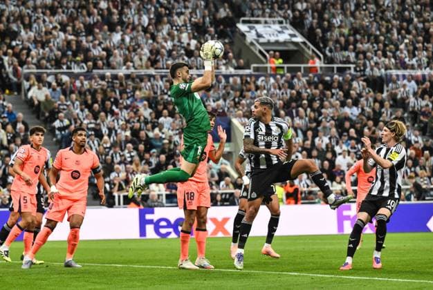 Joan Garcia of Barcelona (centre) Newcastle United v Barcelona, UEFA Champions League, Group Stage, Football, St James Park, Newcastle, UK - 18 Sep 2025Newcastle St James Park United Kingdom EDITORIAL USE ONLY No use with unauthorised audio, video, data, fixture lists, club league logos or live services. Online in-match use limited to 120 images, no video emulation. No use in betting, games or single club league player publications. Copyright: xRichardxLee Shutterstockx 15486944ar
