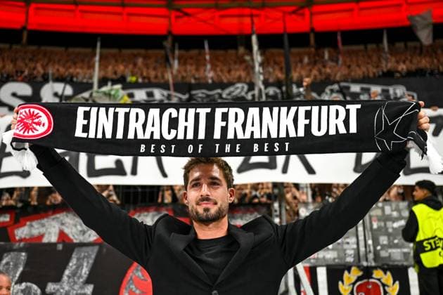 Kevin Trapp verabschiedet sich von den Fans, GER, Eintracht Frankfurt vs Galatasaray Istanbul, Fussball, UEFA Champions League, Ligaphase, 1. Spieltag, Spielzeit 2025 2026, 18.09.2025. GER, Eintracht Frankfurt vs Galatasaray Istanbul, Fussball, UEFA Champions League, Ligaphase, 1. Spieltag, Spielzeit 2025 2026, 18.09.2025. Frankfurt am Main Copyright: xEibner-Pressefoto FlorianxWiegandx EP_FWD