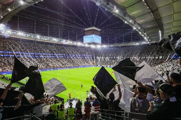 UEFA Champions League - Eintracht Frankfurt - Galatasaray Istanbul am 18.09.2025 im Deutsche Bank Park in Frankfurt Die Fans von Eintracht Frankfurt in der Nordwestkurve mit einer Choreo, Choreographie, Choreografie