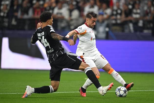 Fußball Champions League 1. Spieltag Eintracht Frankfurt - Galatasaray Istanbul am 18.09.2025 im Deutsche Bank Park in Frankfurt Yunus Akgün ( Istanbul ), rechts - Nnamdi Collins ( Frankfurt ), links