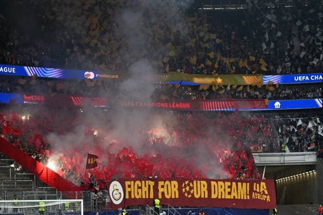 Eintracht Frankfurt v Galatasaray - UEFA Champions League FRANKFURT, GERMANY - SEPTEMBER 18: Galatasaray fans support their team from the stands during the UEFA Champions League group stage match between Eintracht Frankfurt and Galatasaray at Deutsche Bank Park in Frankfurt, Germany, on September 18, 2025. Halil Sagirkaya Anadolu Frankfurt Germany. Editorial use only. Please get in touch for any other usage.  Copyright: x2025xAnadoluxHalilxSagirkayax