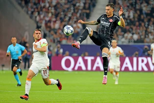 Frankfurt, Deutschland 18. September 2025: Champions League - 2025 2026 - Eintracht Frankfurt vs. Galatasaray Istanbul Im Bild: v. li. im Zweikampf Yunus Akgün Akguen (Galatasaray) gegen Robin Koch (Frankfurt). Deutsche Bank Park Hessen Copyright: xFotostandx xRacochax