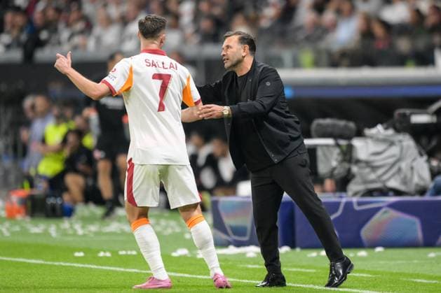 Fußball, UEFA Champions League, 20250918, SG Eintracht Frankfurt - Galatasaray Istanbul. Im Bild v.l. Roland SALLAI (Galatasaray, 7), Trainer Galatasaray Okan BURUK. Frankfurt Deutsche Bank Park Hessen Deutschland Copyright: Passion2Press MarkusxFischerx
