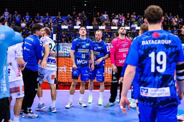 TVB Stuttgart - Frisch Auf Göppingen Handball: 1. Bundesliga, Herren, Saison 2025 2026, TVB Stuttgart - Frisch Auf Göppingen, Porsche Arena. Stuttgarts Ivan Snajder (l-r), Stuttgarts Patrick Zieker und Stuttgarts Torwart Miljan VujoviÄ‡ reagieren nach dem Spiel. Stuttgart Porsche Arena Baden-Württemberg Deutschland