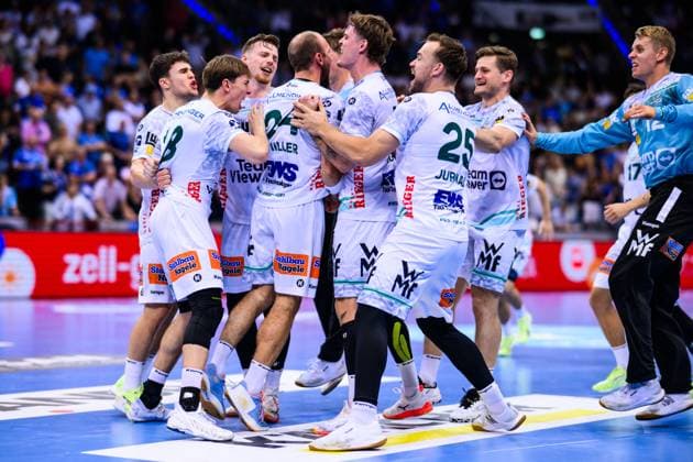 TVB Stuttgart - Frisch Auf Göppingen Handball: 1. Bundesliga, Herren, Saison 2025 2026, TVB Stuttgart - Frisch Auf Göppingen, Porsche Arena. Die Spieler von Frisch Auf Göppingen jubeln nach dem Spiel. Stuttgart Porsche Arena Baden-Württemberg Deutschland