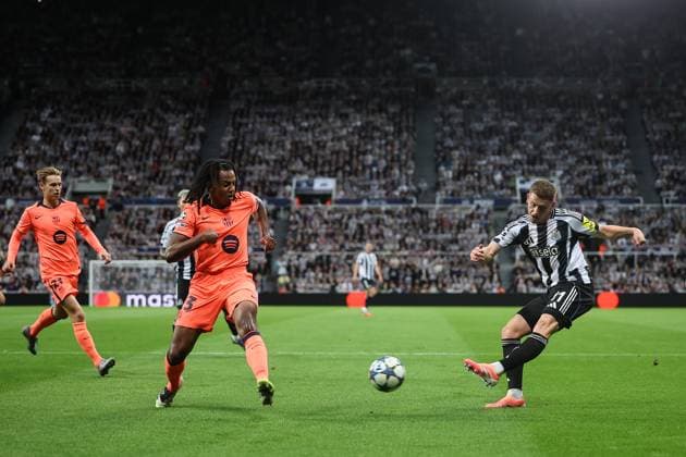 Newcastle United v Barcelona 18 September 2025, Newcastle - Champions League Football - Newcastle United v Barcelona. Harvey Barnes of Newcastle United crosses past Jules Kounde of Barcelona (photo by Daniel Chesterton) Newcastle UK Copyright: xDanielxChestertonxOffside