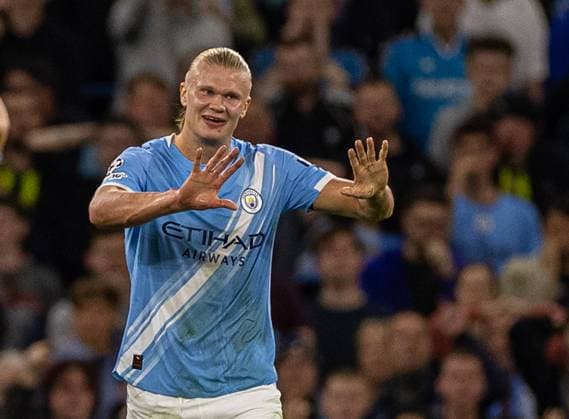 Football - UEFA Champions League - League Phase - Manchester City FC v SC Napoli MANCHESTER, ENGLAND - Thursday, September 18, 2025: Manchester City s Erling Haaland appeals for a red card after being brought down by Napoli s Giovanni Di Lorenzo during the UEFA Champions League match between Manchester City FC and SC Napoli at the City of Manchester Stadium. (Photo by David Rawcliffe Propaganda) MANCHESTER City of Manchester Stadium GREATER MANCHESTER ENGLAND  Copyright: xDavidxRawcliffex P2025-09-18-Man_City_Napoli-29