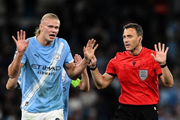 Manchester, England, 18th September 2025. Erling Haaland of Manchester City appeals to referee Felix Zwayer during the Manchester City vs Napoli UEFA Champions League match at the Etihad Stadium, Manchester. Picture credit should read: Cody Froggatt Sportimage EDITORIAL USE ONLY. No use with unauthorised audio, video, data, fixture lists, club league logos or live services. Online in-match use limited to 120 images, no video emulation. No use in betting, games or single club league player publications. SPI_025_CF_MCI_NAP SPI-4144-0043
