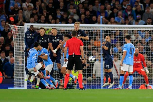 Manchester City v Napoli Champions League 18 09 2025. Tijjani Reijnders (4) of Manchester City hits a free kick wide during the Champions League match between Manchester City and Napoli at the Etihad Stadium, Manchester, England on 18 September 2025. Manchester Etihad Stadium Manchester England Editorial use only , Copyright: xConorxMolloyx PSI-22854-0024