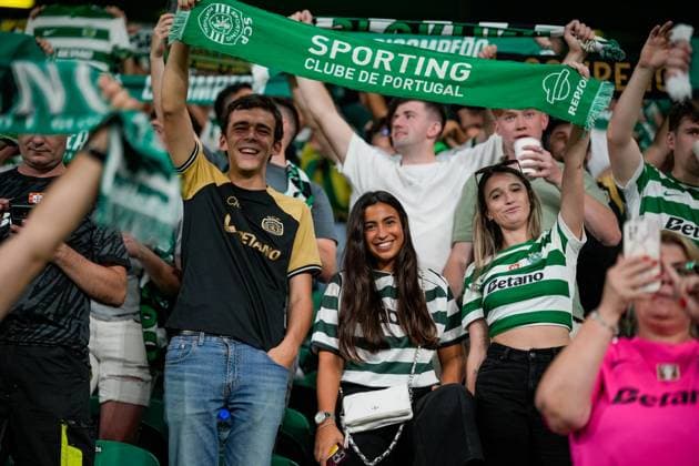 UEFA CHAMPIONS LEAGUE SPORTING CP VS KAIRAT ALMATY Lisboa, Portugal - 18 09 2025: UEFA Champions League match between Sporting CP and Kairat Almaty at Estadio JosÃ Alvalade Sporting fans lifting a scarf before the game Mandatory Credit: Pedro Loureiro Avant Sports Agency Lisboa Estadio JosÃ Alvalade Portugal Copyright: xTorbjornxTandex