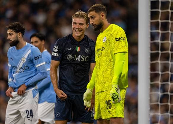 Football - UEFA Champions League - League Phase - Manchester City FC v SC Napoli MANCHESTER, ENGLAND - Thursday, September 18, 2025: Napoli s Rasmus Hojlund (L) and Manchester City s goalkeeper Gianluigi Donnarumma during the UEFA Champions League match between Manchester City FC and SC Napoli at the City of Manchester Stadium. (Photo by David Rawcliffe Propaganda) MANCHESTER City of Manchester Stadium GREATER MANCHESTER ENGLAND  Copyright: xDavidxRawcliffex P2025-09-18-Man_City_Napoli-36