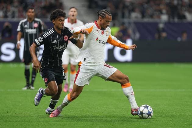 UEFA Champions League - Eintracht Frankfurt - Galatasaray Istanbul am 18.09.2025 im Deutsche Bank Park in Frankfurt Leroy Sane (Galatasaray 10) gegen Nathaniel Nene Brown (Frankfurt 21)