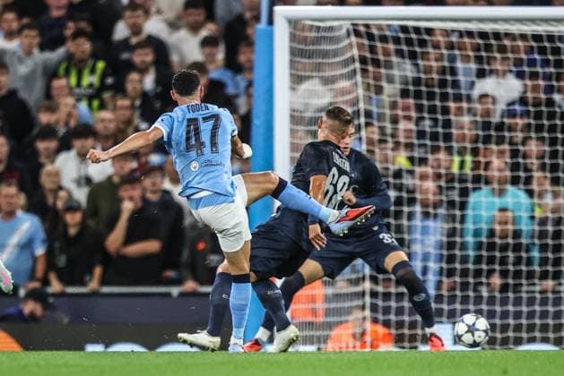 UEFA Champions League 2025 26 Phase MD1 Manchester City vs Napoli League Phil Foden of Manchester City takes a shot on goal during the UEFA Champions League 2025 26 Phase MD1 Manchester City vs Napoli League at The City of Manchester Stadium, Manchester, United Kingdom, 18th September 2025 (Photo by Alfie Cosgrove News Images) Manchester Etihad Stadium Manchester United, ManU Kingdom Copyright: xAlfiexCosgrove NewsxImagesx