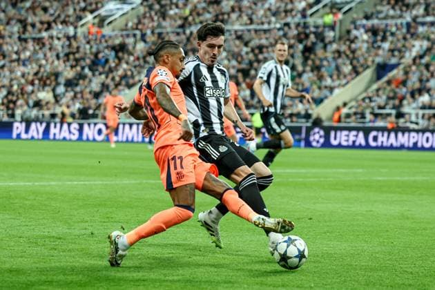 UEFA Champions League 2025 26 Phase MD1 Newcastle United vs Barcelona Raphinha of Barcelona cuts the ball back during the UEFA Champions League 2025 26 Phase MD1 Newcastle United vs Barcelona at St James s Park, Newcastle, United Kingdom, 18th September 2025 (Photo by Mark Cosgrove News Images) Newcastle St. James s Park Tyne and Wear United Kingdom Copyright: xMarkxCosgrove NewsxImagesx