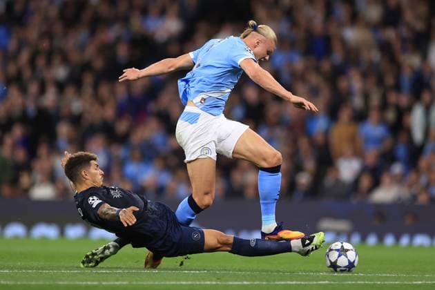 Football - UEFA Champions League - League Phase - Manchester City v SSC Napoli 18th September 2025 - UEFA Champions League - League Phase - Manchester City v SSC Napoli - Giovanni Di Lorenzo of Napoli fouls Erling Haaland of Manchester City, earning a red card - Photo: Simon Stacpoole Offside. Manchester UK Copyright: xSimonxStacpoolexOffside