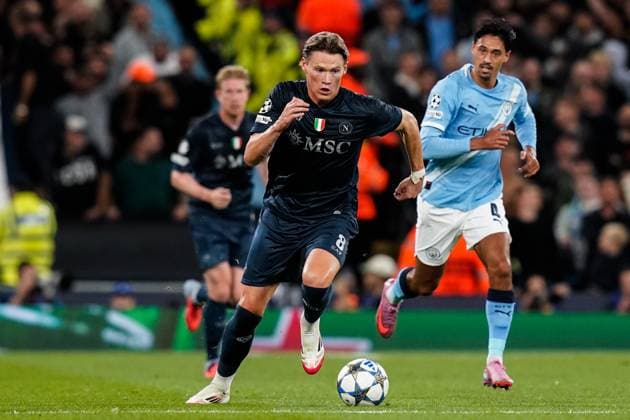 Manchester, England, 18th September 2025. Scott McTominay of SSC Napoli breaks with the ball during the Manchester City vs Napoli UEFA Champions League match at the Etihad Stadium, Manchester. Picture credit should read: Andrew Yates Sportimage EDITORIAL USE ONLY. No use with unauthorised audio, video, data, fixture lists, club league logos or live services. Online in-match use limited to 120 images, no video emulation. No use in betting, games or single club league player publications. SPI_023_AY_MCI_NAP SPI-4144-0052