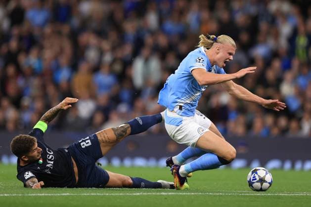 Football - UEFA Champions League - League Phase - Manchester City v SSC Napoli 18th September 2025 - UEFA Champions League - League Phase - Manchester City v SSC Napoli - Giovanni Di Lorenzo of Napoli fouls Erling Haaland of Manchester City, earning a red card - Photo: Simon Stacpoole Offside. Manchester UK Copyright: xSimonxStacpoolexOffside