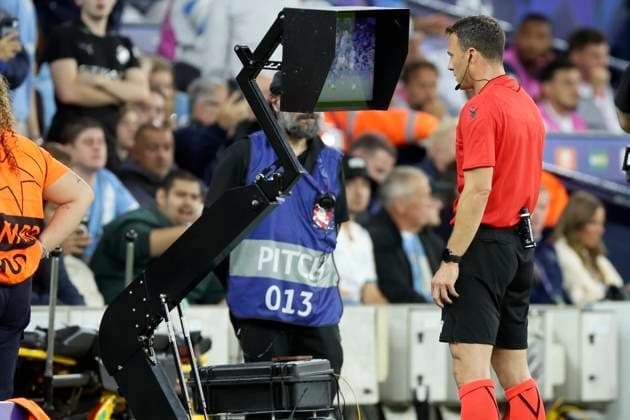 Manchester City v SSC Napoli - UEFA Champions League 2025 26 League Phase MD1 Referee Felix Zwayer checks VAR during the UEFA Champions League 2025 26 League Phase MD1 match between Manchester City and SSC Napoli at City of Manchester Stadium on September 18, 2025 in Manchester, England. Manchester City of Manchester Stadium England United Kingdom Copyright: xNigelxFrench Sportsphoto APLx 14135222
