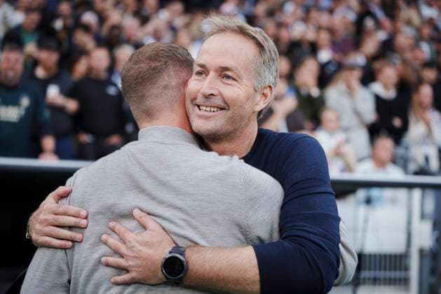 Champions League: FC Copenhagen - Bayer 04 Leverkusen FC Copenhagen head coach Jacob Neestrup and Bayer Leverkusen s Danish head coach Kasper Hjulmand (R) embrace before the UEFA Champions League first round football match between FC Copenhagen and Bayer 04 Leverkusen at Parken in Copenhagen on Thursday, September 18, 2025. , Copenhagen Denmark Copyright: Ritzau Scanpix LiselottexSabroex spdk20250918-212043-L