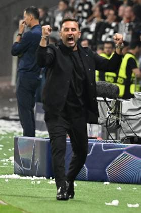 18.09.2025, xsltx, Fussball UEFA Champions League, Eintracht Frankfurt - Galatasaray SK Istanbul v.l. Torjubel nach dem Tor zum celebrating the goal celebrate 0:1 bei Trainer Okan Buruk (Galatasaray Istanbul) (DFL DFB REGULATIONS PROHIBIT ANY USE OF PHOTOGRAPHS as IMAGE SEQUENCES and or QUASI-VIDEO) Frankfurt am Main