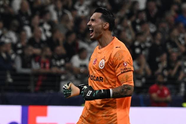 18.09.2025, xsltx, Fussball UEFA Champions League, Eintracht Frankfurt - Galatasaray SK Istanbul v.l. Ugurcan Cakir (Galatasaray Istanbul) Torjubel nach dem 0:1 (DFL DFB REGULATIONS PROHIBIT ANY USE OF PHOTOGRAPHS as IMAGE SEQUENCES and or QUASI-VIDEO) Frankfurt am Main