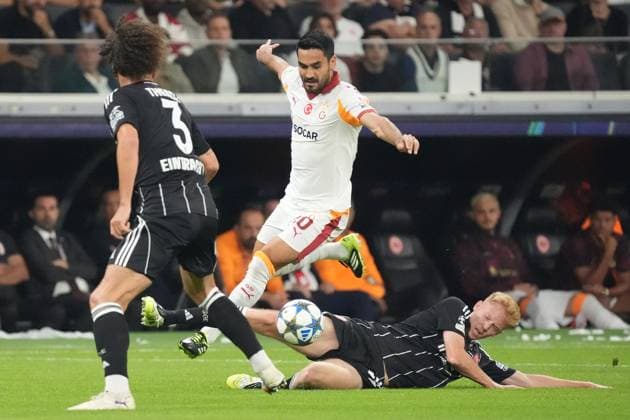 Hugo Larsson (Eintracht Frankfurt, 16) trennt Ilkay Gündogan (Galatasaray Istanbul) vom Ball - Frankfurt 18.09.2025: Eintracht Frankfurt vs. Galatasaray Istanbul, Deutsche Bank Park, 1. Spieltag UEFA Champions League