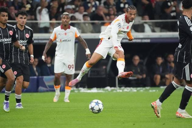 Leroy Sane (Galatasaray Istanbul) zieht ab - Frankfurt 18.09.2025: Eintracht Frankfurt vs. Galatasaray Istanbul, Deutsche Bank Park, 1. Spieltag UEFA Champions League