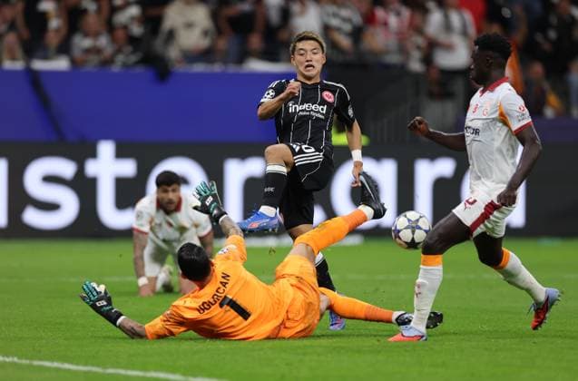 18.09.2025, Fussball UEFA Champions League, Eintracht Frankfurt - Galatasaray SK Istanbul, emonline, emspor, v.l., Ritsu Doan (Eintracht Frankfurt) trifft zum 1:1, Torwart Ugurcan Cakir (Galatasaray SK), Davinson Sanchez (Galatasaray SK) DFL DFB REGULATIONS PROHIBIT ANY USE OF PHOTOGRAPHS AS IMAGE SEQUENCES AND OR QUASI-VIDEO. xdcx Copyright: HMBxMedia Claus
